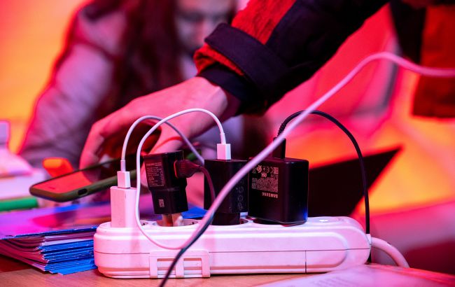 Відключення світла можуть викликати стрибки напруги – що робити та як захистити техніку Відключення світла можуть викликати стрибки напруги – що робити та як захистити техніку 1