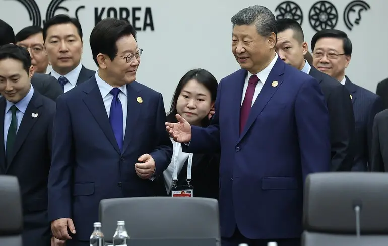 Жарт Сі Цзіньпіна про стежку - лідери Китаю та Південної Кореї зустрітились Жарт Сі Цзіньпіна про стежку - лідери Китаю та Південної Кореї зустрітились 1