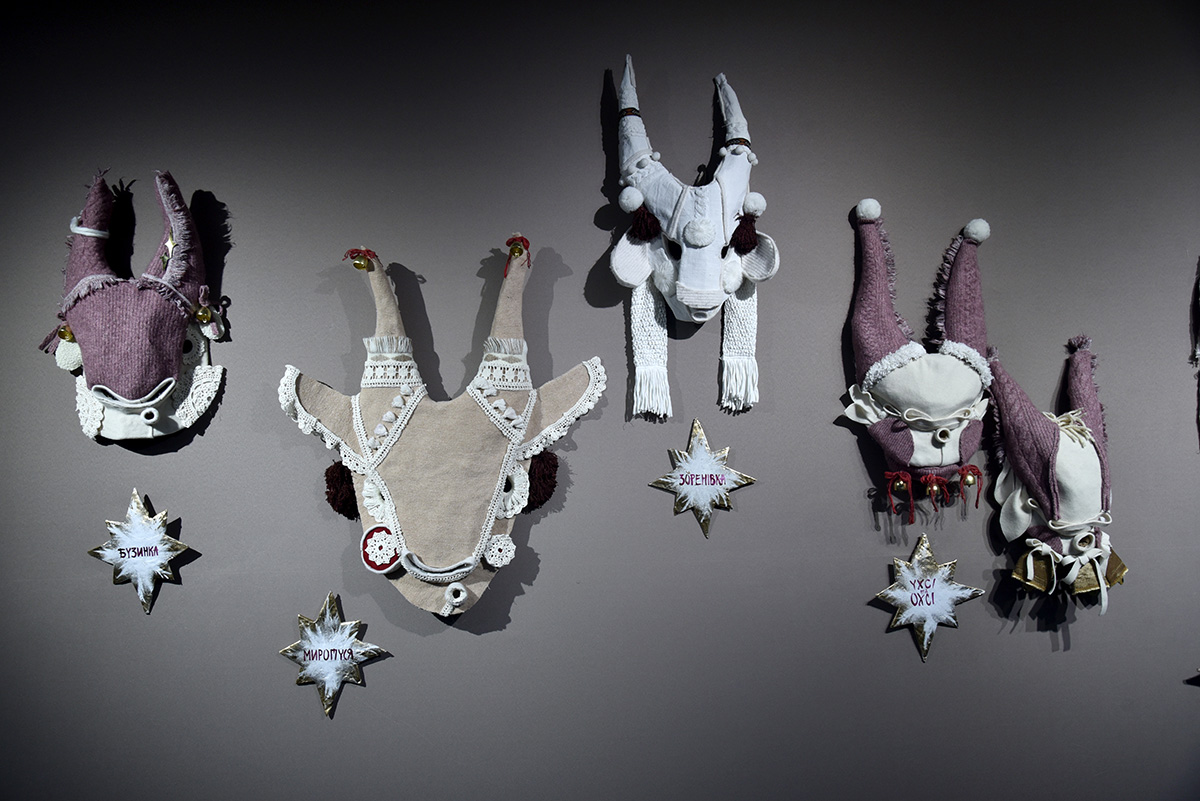100 кіз Лесі Патоки - в Українському Домі відкрили виставку обрядових масок - фото 53