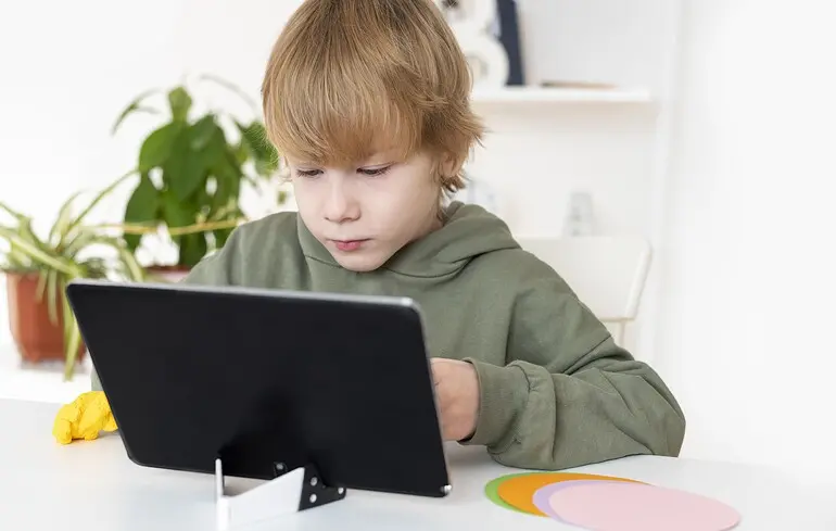 Чи безпечно давати дітям смартфон до 12 років - раннє користування телефоном пов’язане з депресією, ожирінням та недосипом - новини технологій 1