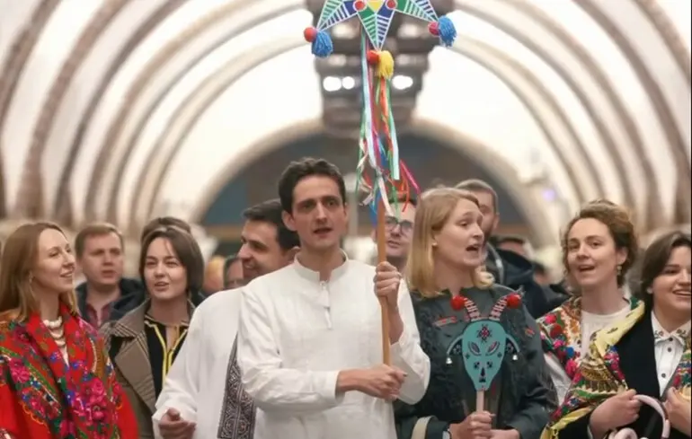 Дипломати європейських країн заспівали різдвяний Щедрик у метро Києва 1