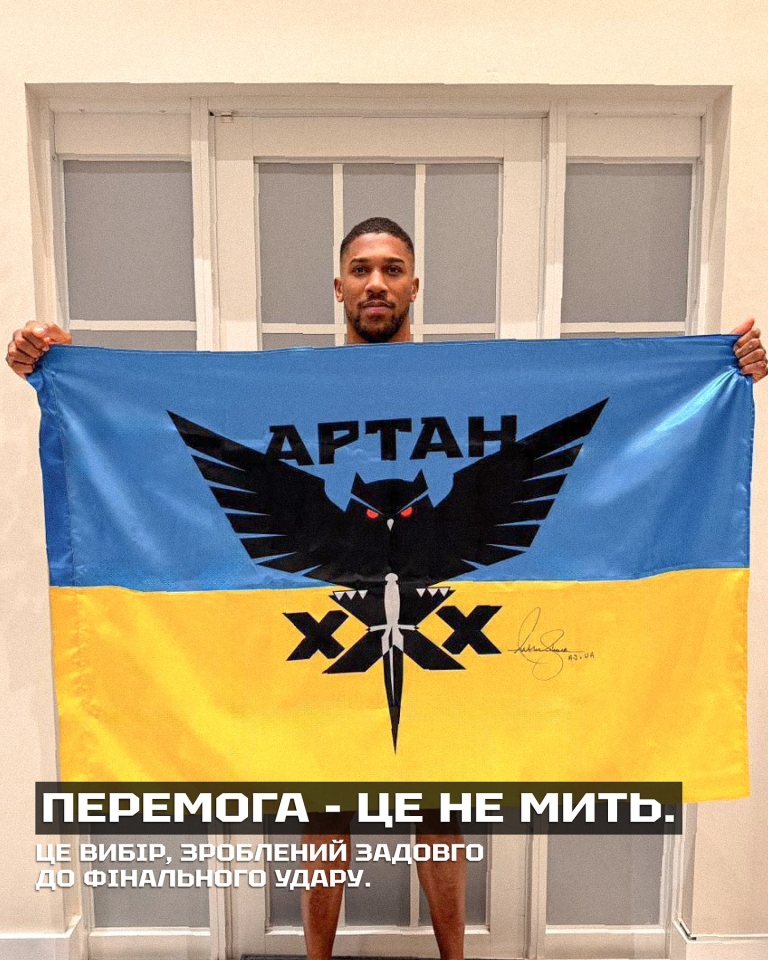 Джошуа Пол - британець з синьо-жовтим прапором підтримав український спецпідрозділ 2