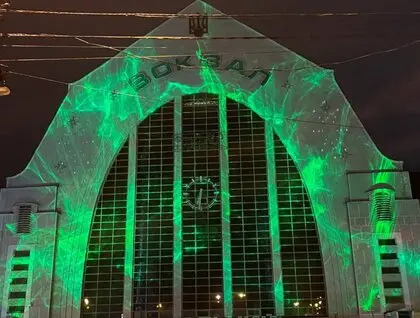 Інсталяція "Поділись світлом" - на фасаді вокзалу в Києві запрацювало інтерактивне світлове шоу - фото 1