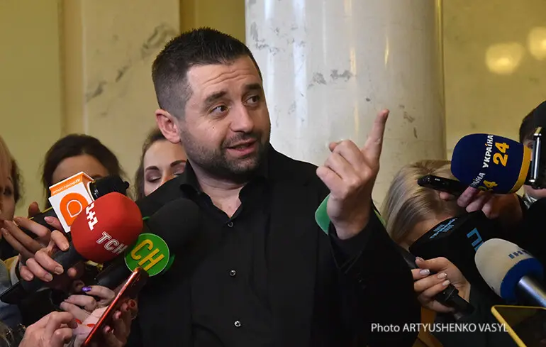 Коридору для переговорів наразі немає - Арахамія 1