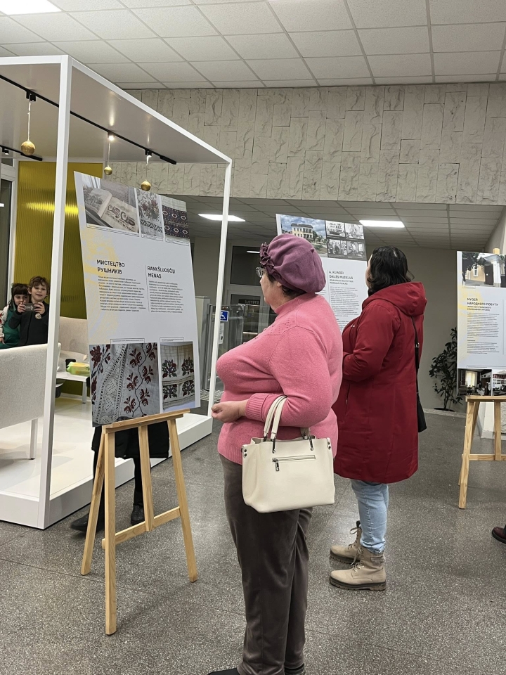 Культурна спадщина Маріуполя - у Литві презентували килими і архіви - фото 8