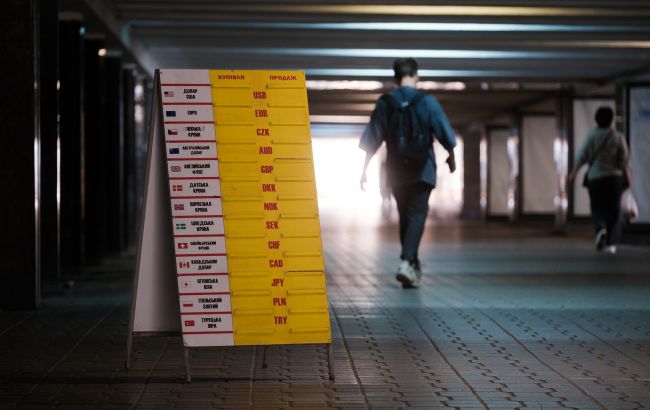 Курс долара 16 грудня в обмінниках зменшився на 4 копійки 1