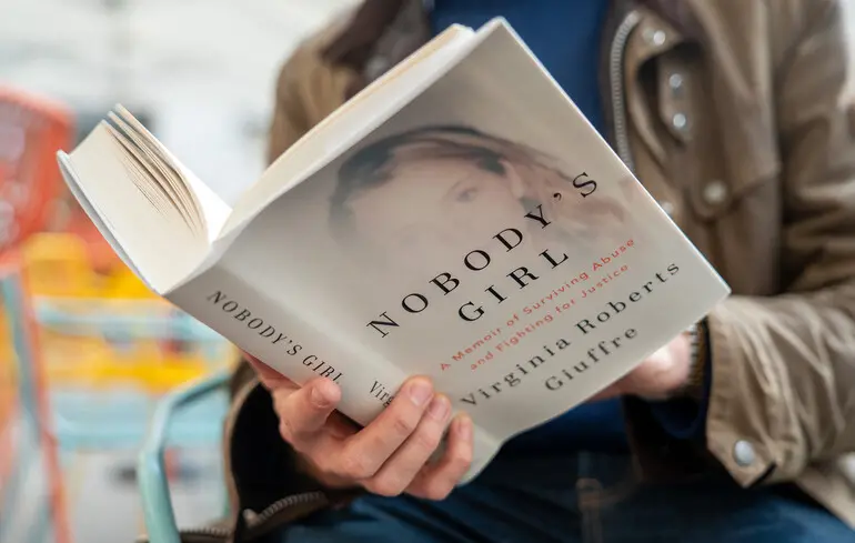 Мемуари обвинувачки Епштейна розійшлися мільйонним накладом - видання допомогло позбавити принца Ендрю титулів - новини культури 1