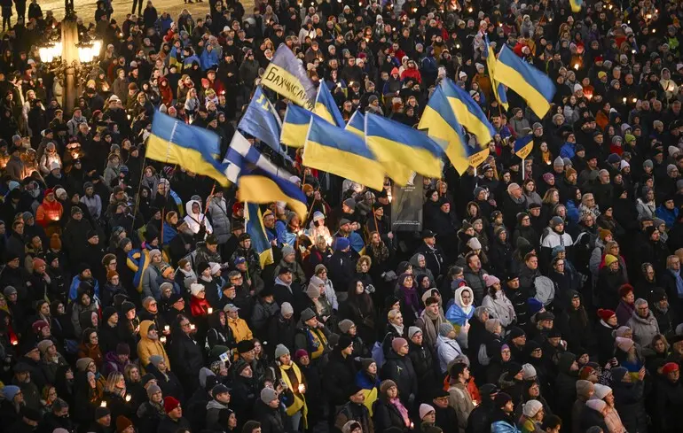 НБУ прогнозує тривалий відплив населення за кордон до 2027 року 1