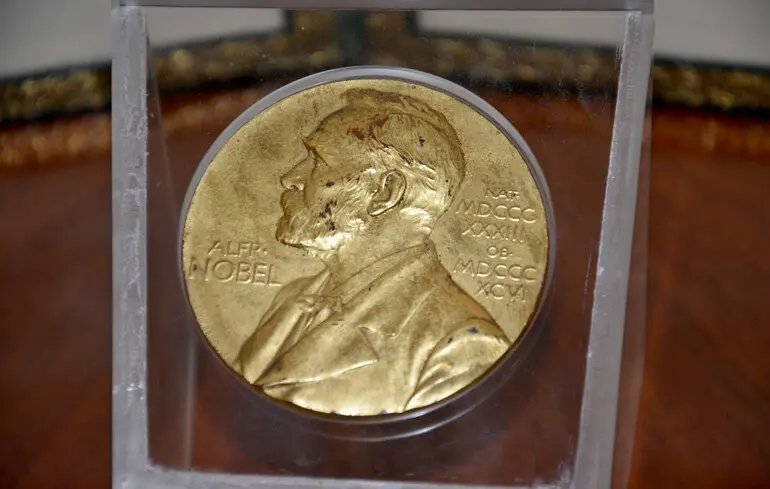 Нобелівські лауреати закликають включити звільнення політв’язнів до мирної угоди - звернення до лідерів США, ЄС, України та РФ - новини світу 1