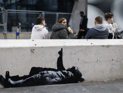 Новий мурал Бенксі - діти під зорями вказують на проблему безпритульних у Лондоні - фото 2