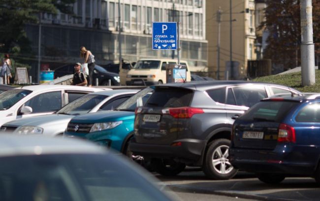 Посадовця КМДА підозрюють у марнотратстві на інноваційну парковку 1