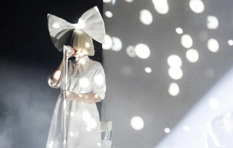 Різдвяний чарт Spotify вперше за десятиліття очолив інший артист - пісня Sia змістила культовий хіт Мераї Кері - новини культури 1