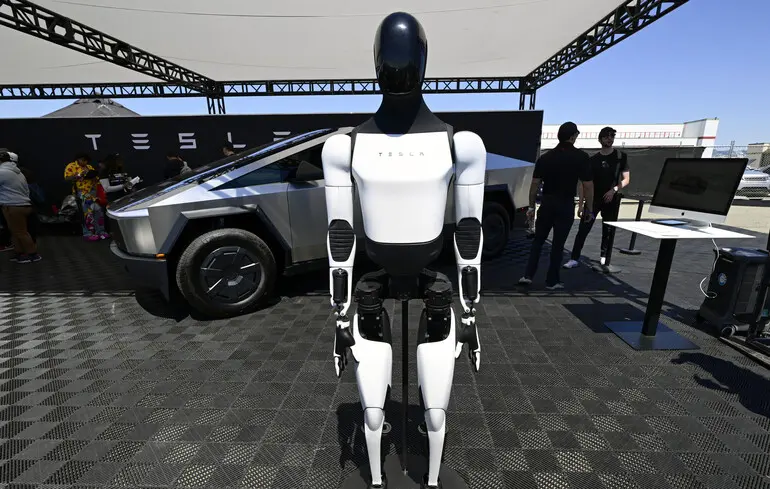 Робот Tesla Optimus впав на демонстрації в Маямі - жест видав можливе дистанційне керування - новини технологій 1