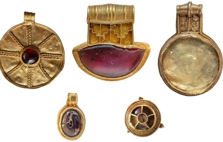 Середньовічний скарб в Англії - металошукач знайшов прикраси, які стали частиною ритуального вбивства 1