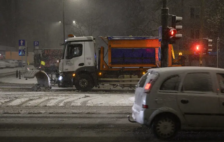 Сильний снігопад в Польщі - він спричинив довгі затори 1