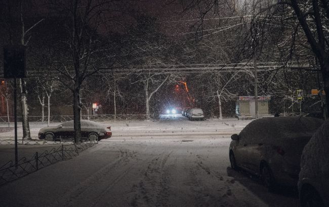 Сніг у Києві - сотні одиниць спецтехніки виїхали на обробку доріг 1