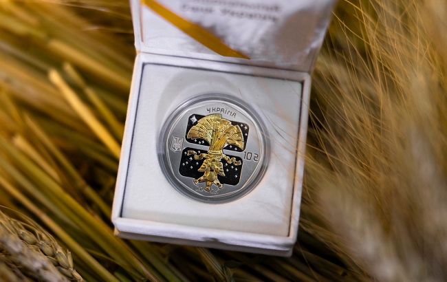 Срібна пам'ятна монета Дух Різдва має діамант у центрі Вифлеємської зірки - фото, НБУ 1