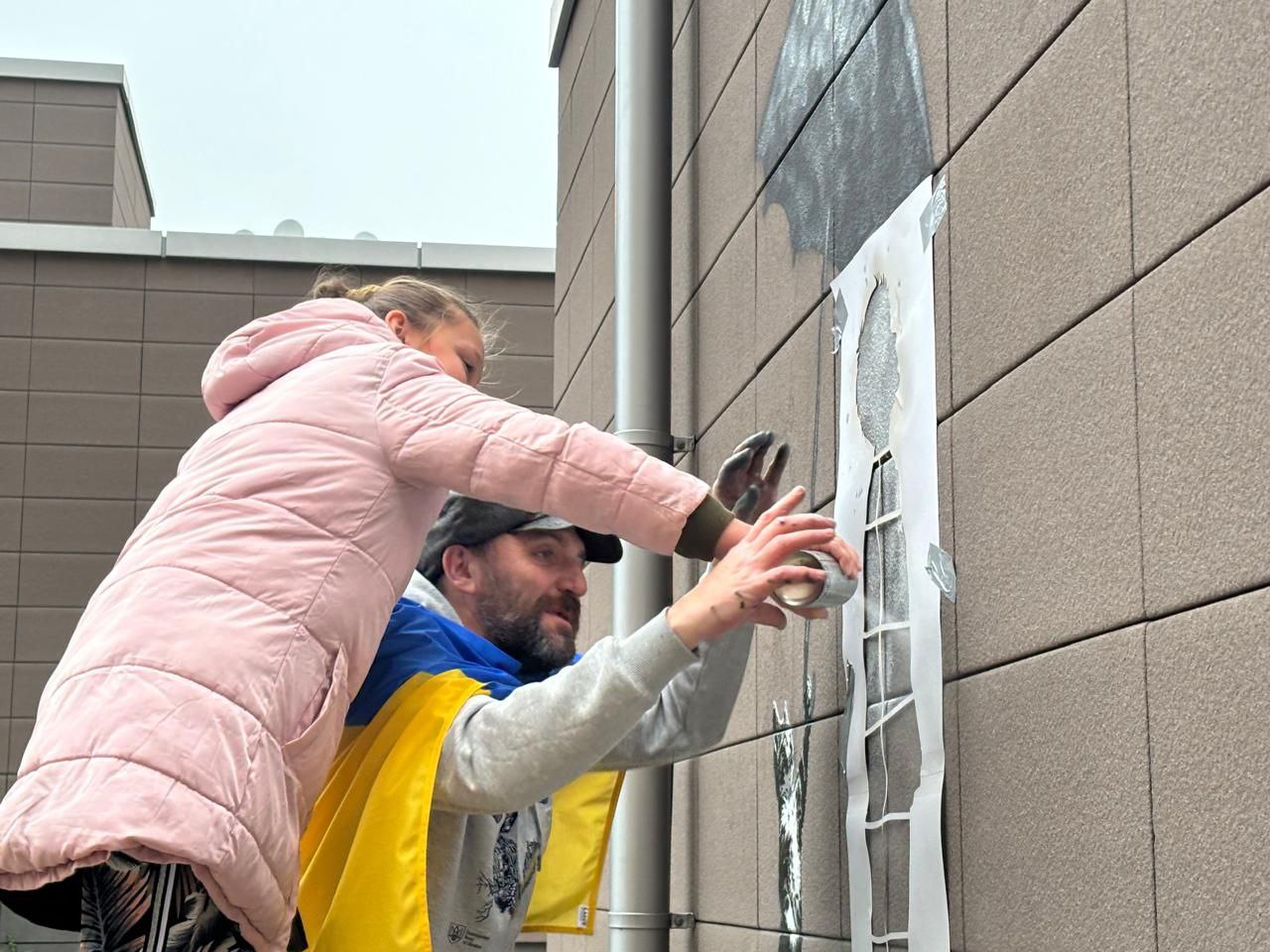 Стінопис на підтримку дітей війни - Андрій Єрмоленко створив новий артоб'єкт на "Охматдиті" - новини України 2