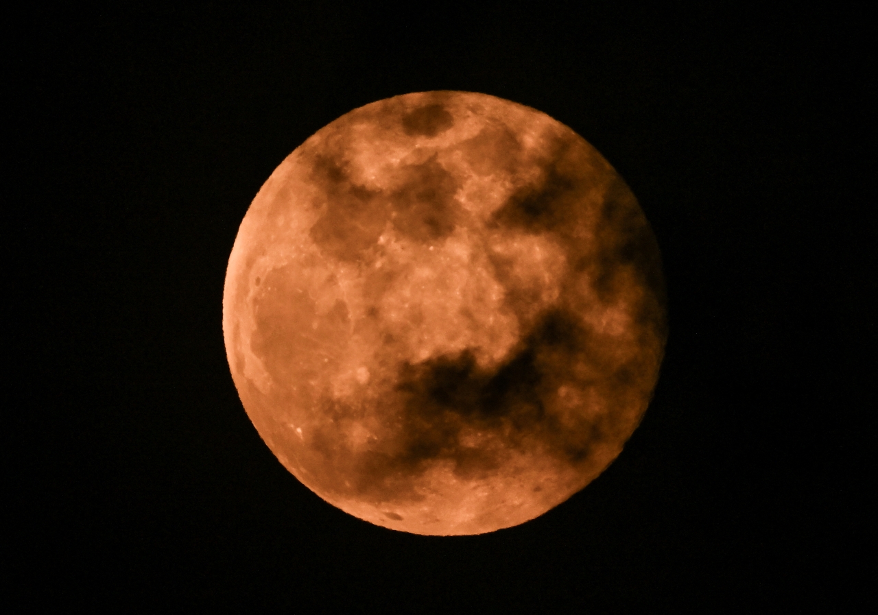 Супермісяць 5 грудня 2025 - відбулася остання повня року - фото 13