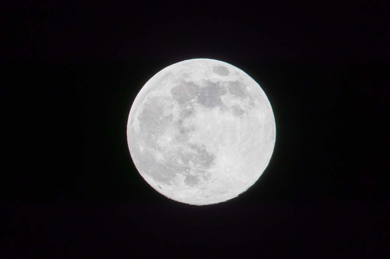 Супермісяць 5 грудня 2025 - відбулася остання повня року - фото 9