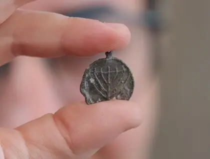 У Єрусалимі знайшли кулон з менорою віком 1300 років - фото 1