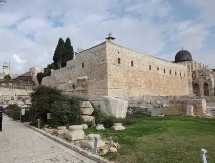 У Єрусалимі знайшли кулон з менорою віком 1300 років - фото 2