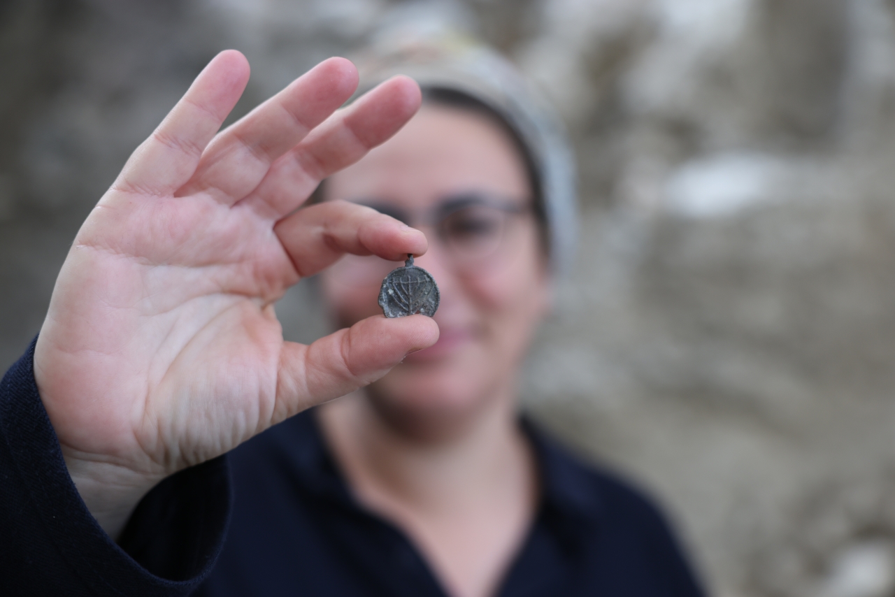 У Єрусалимі знайшли кулон з менорою віком 1300 років - фото 8