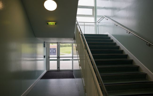 Учень кинув страйкбольну гранату у школі Києва і вона вибухнула - що повідомила поліція, фото 1