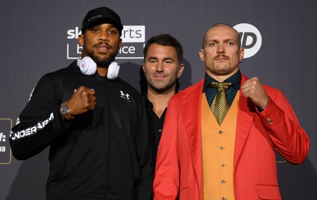 Усик подарував Джошуа від українських військових 1