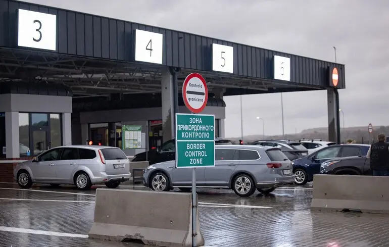 Устилуг та Ягодин фіксують скупчення автомобілів та автобусів через свята 1