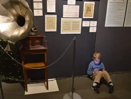 Виставка Різдвяний політ Щедрика - у Києві показали історію легендарної мелодії - фото 21