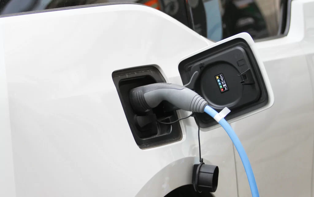 Якою зарядкою краще заряджати електромобіль від звичайної розетки? 3