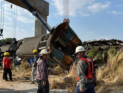 Аварія потяга в Таїланді - на пасажирський склад упав будівельний кран - фото 2