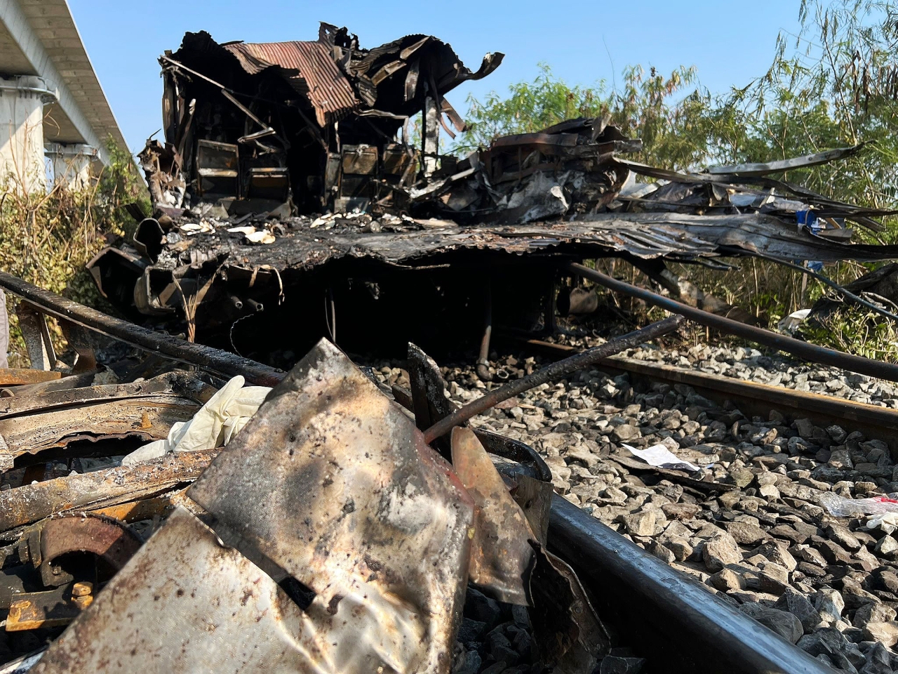 Аварія потяга в Таїланді - на пасажирський склад упав будівельний кран - фото 8