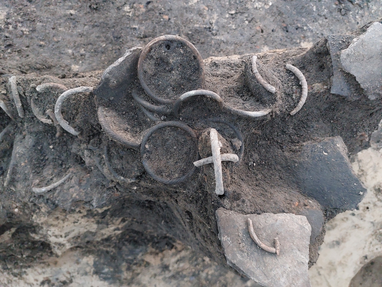 Безпрецедентний давньоруський Скарб купця - археологи на Волині знайшли скляні браслети та хрести - новини України 2