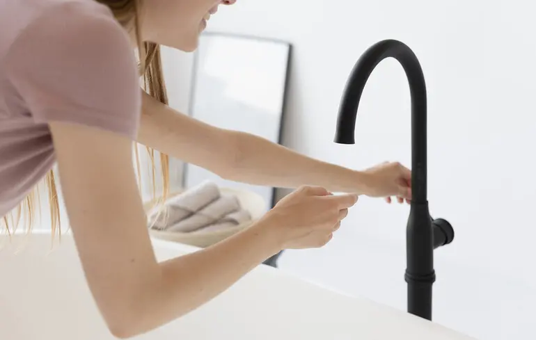 Через ракетні удари росіян у Києві відключають гарячу воду 1