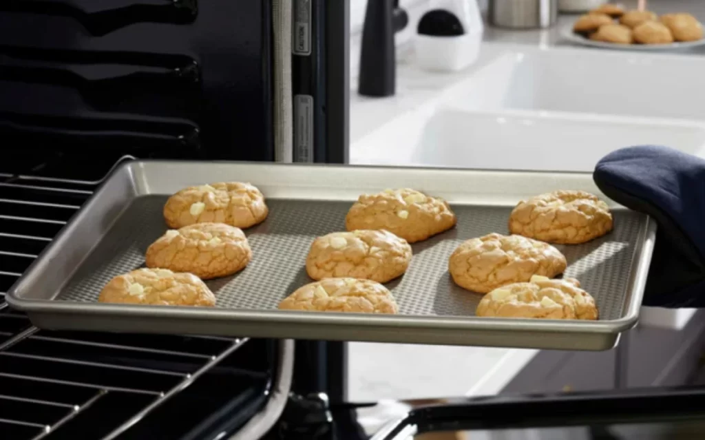 Чим відрізняється деко для випічки від пекарського листа? 1