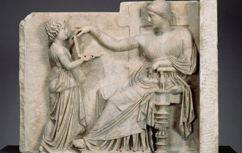 Давньогрецька статуя жінки з ноутбуком породила теорії змови - історики пояснили, що насправді зображено - новини науки 1