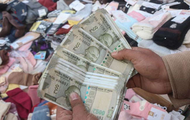 Індійська рупія падає через США, мита на товари та західні санкції 1