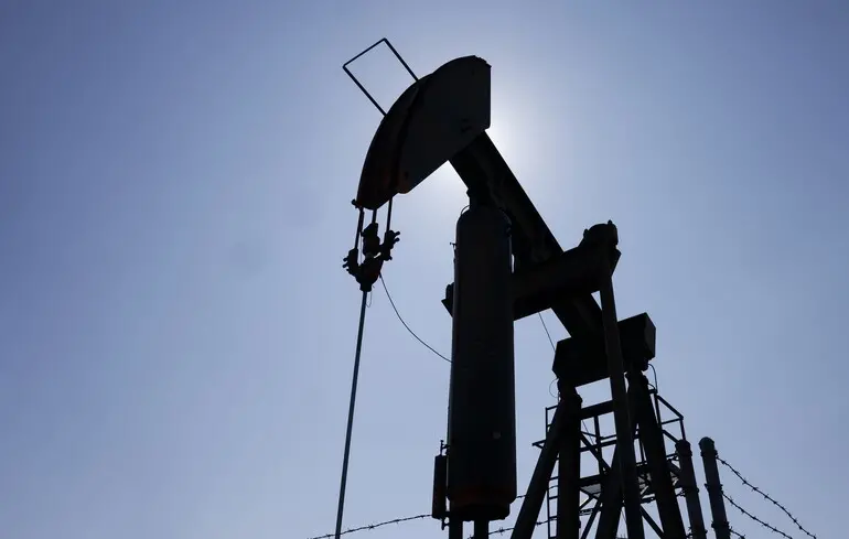 Нафта буде падати в ціні впродовж року - світові аналітики прогнозують профіцит 1