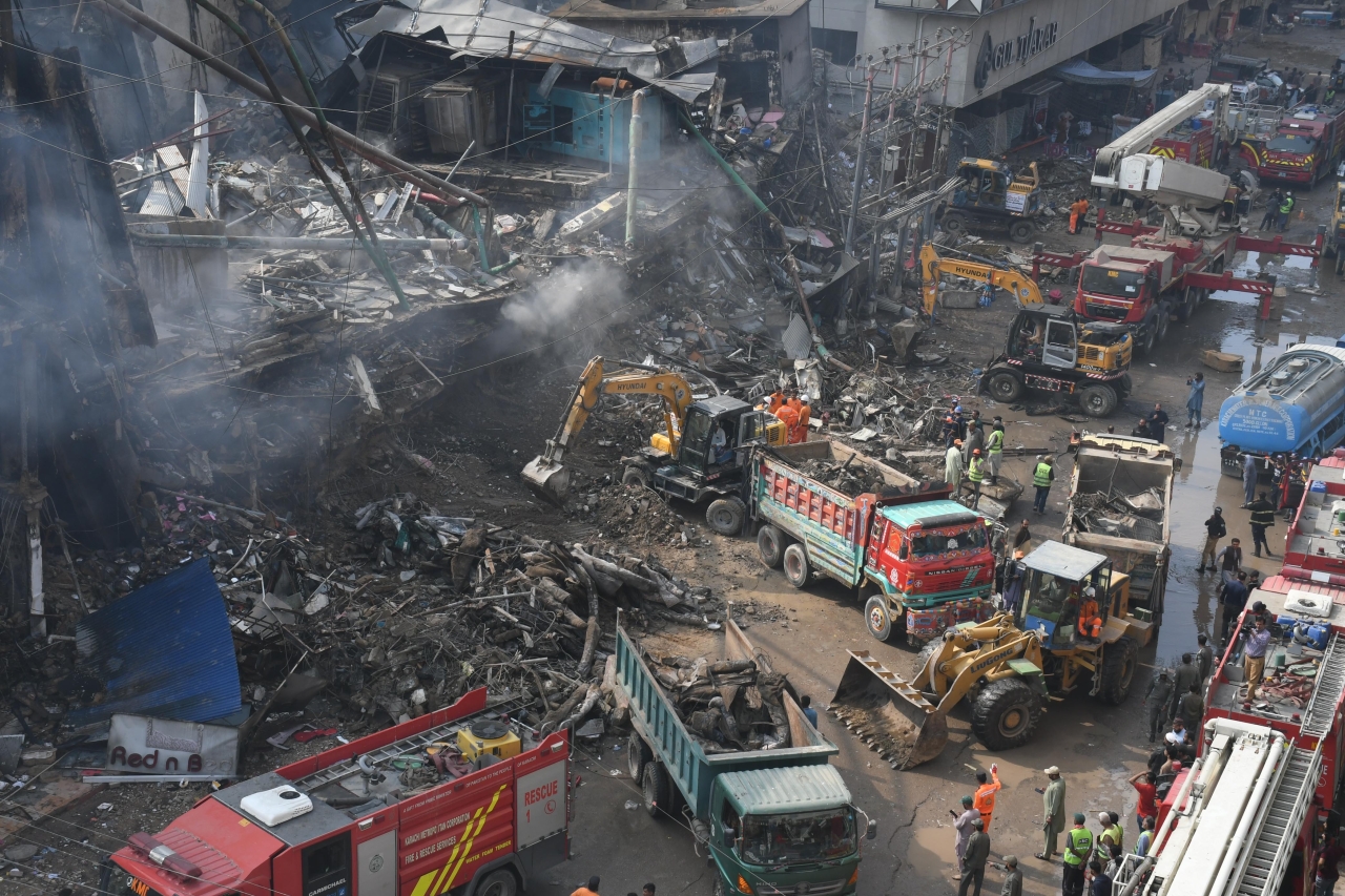 Пожежа в Карачі - рятувальники шукають понад 60 зниклих після трагедії в Gul Plaza - фото 13
