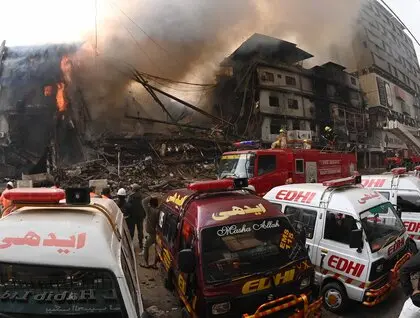 Пожежа в Карачі - рятувальники шукають понад 60 зниклих після трагедії в Gul Plaza - фото 1