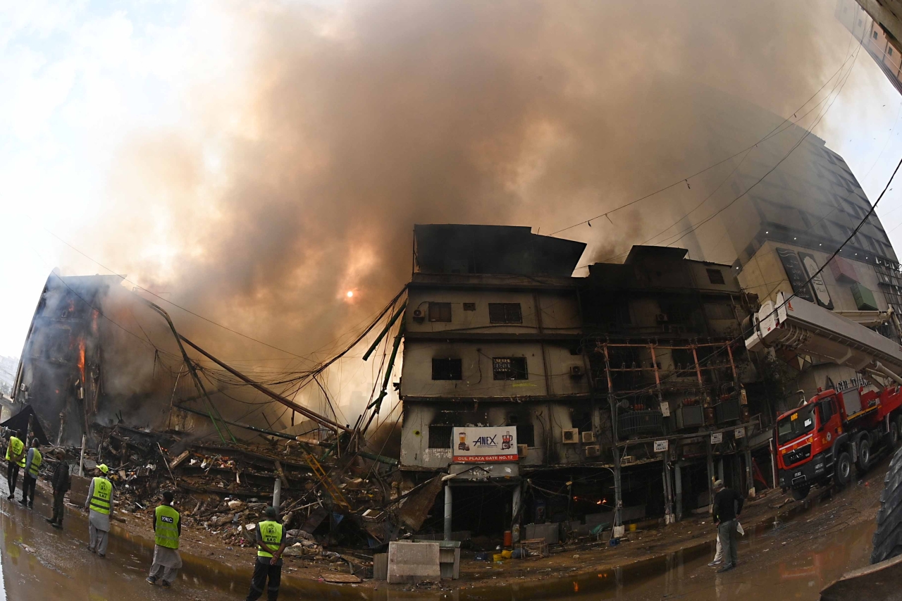 Пожежа в Карачі - рятувальники шукають понад 60 зниклих після трагедії в Gul Plaza - фото 14