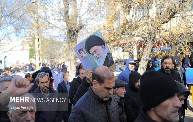 Протести в Ірані тривають вже тиждень - демонстранти штурмують поліцію 1