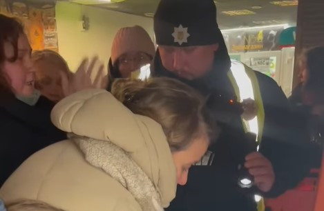 Шостий день блекауту на Троєщині: жителі багатоповерхівки звернулися до Нацполіції 1