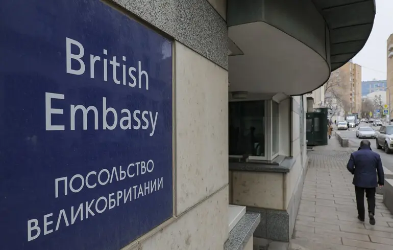 Шпигунські операції - РФ звинуватила британського дипломата в шпигунстві, вислала його з країни 1