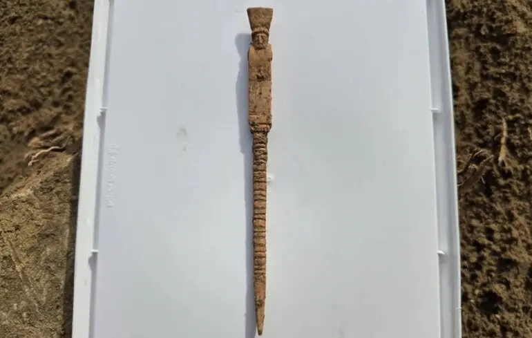 Стилус із Діонісом - вчені знайшли на Сицилії незвичайний інструмент майстра з кераміки - фото 1