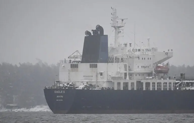 Тіньовий флот Кремля дає збій: російський танкер дрейфує в Середземному морі 1