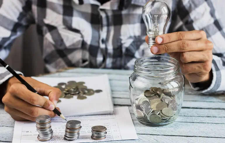 Українцям обіцяють зменшити суми в платіжках за опалення та світло 1