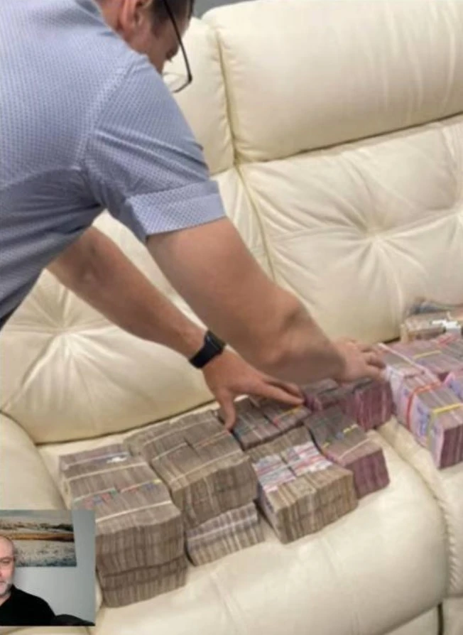 Ваганян розповів та показав фото, як виплачував мільйони Баканову та Наумову 2